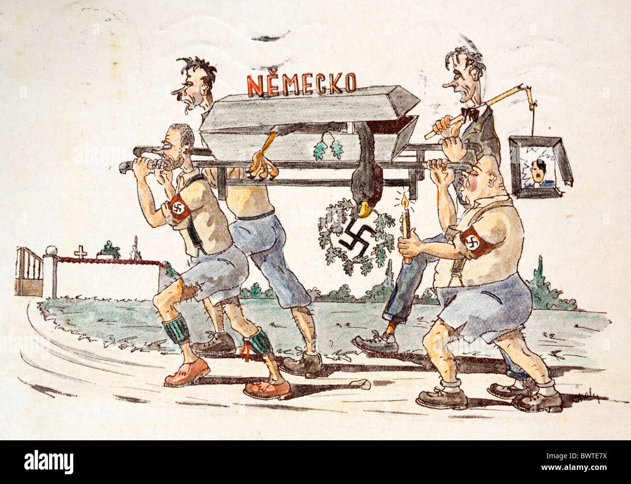 Sowjetische Propaganda am Ende des zweiten Weltkriegs. Nazis mit einem halb-offenen Sarg mit Toten Geier, Swasktika. Stockfoto