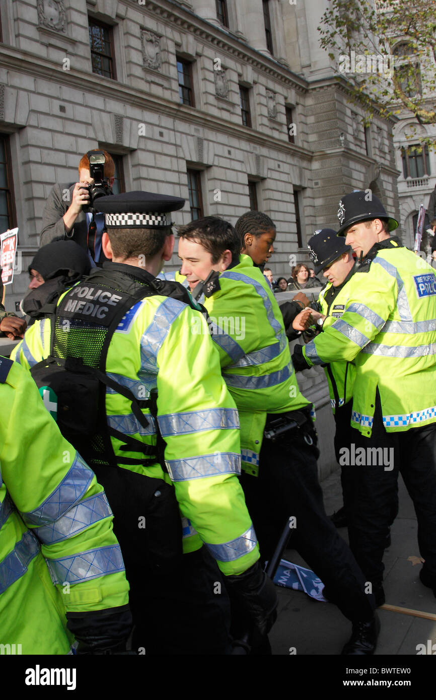 Studenten protestieren Demonstranten RANDALIEREN randalierende Randalierer Randalierer Mühe Unordnungsgesetz rechtmäßigen illegal Legal demonstrieren Demonstrator Kürzungen Stockfoto
