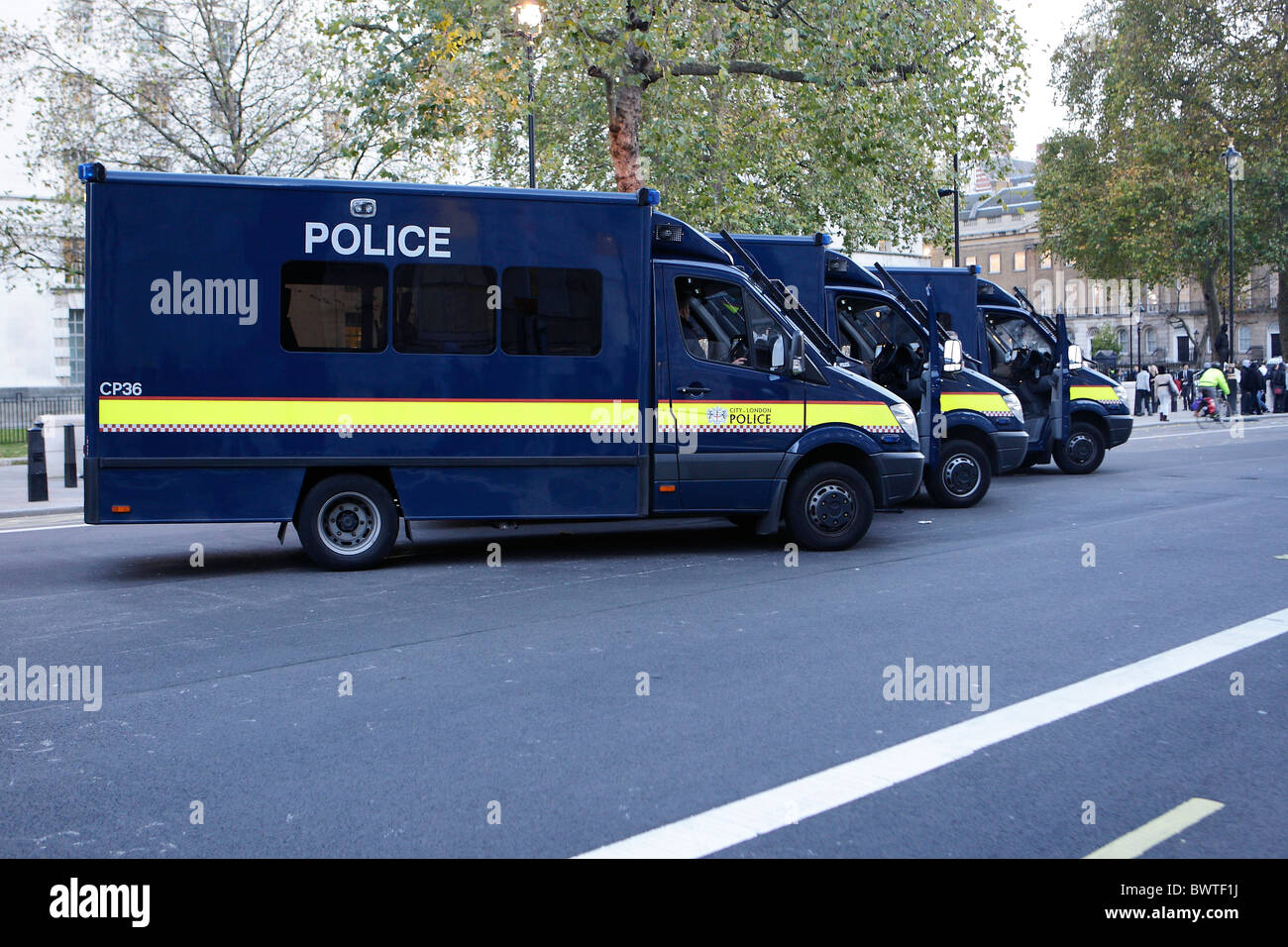 City of London Police Riot vans aufgereiht in Whitehall Stockfoto