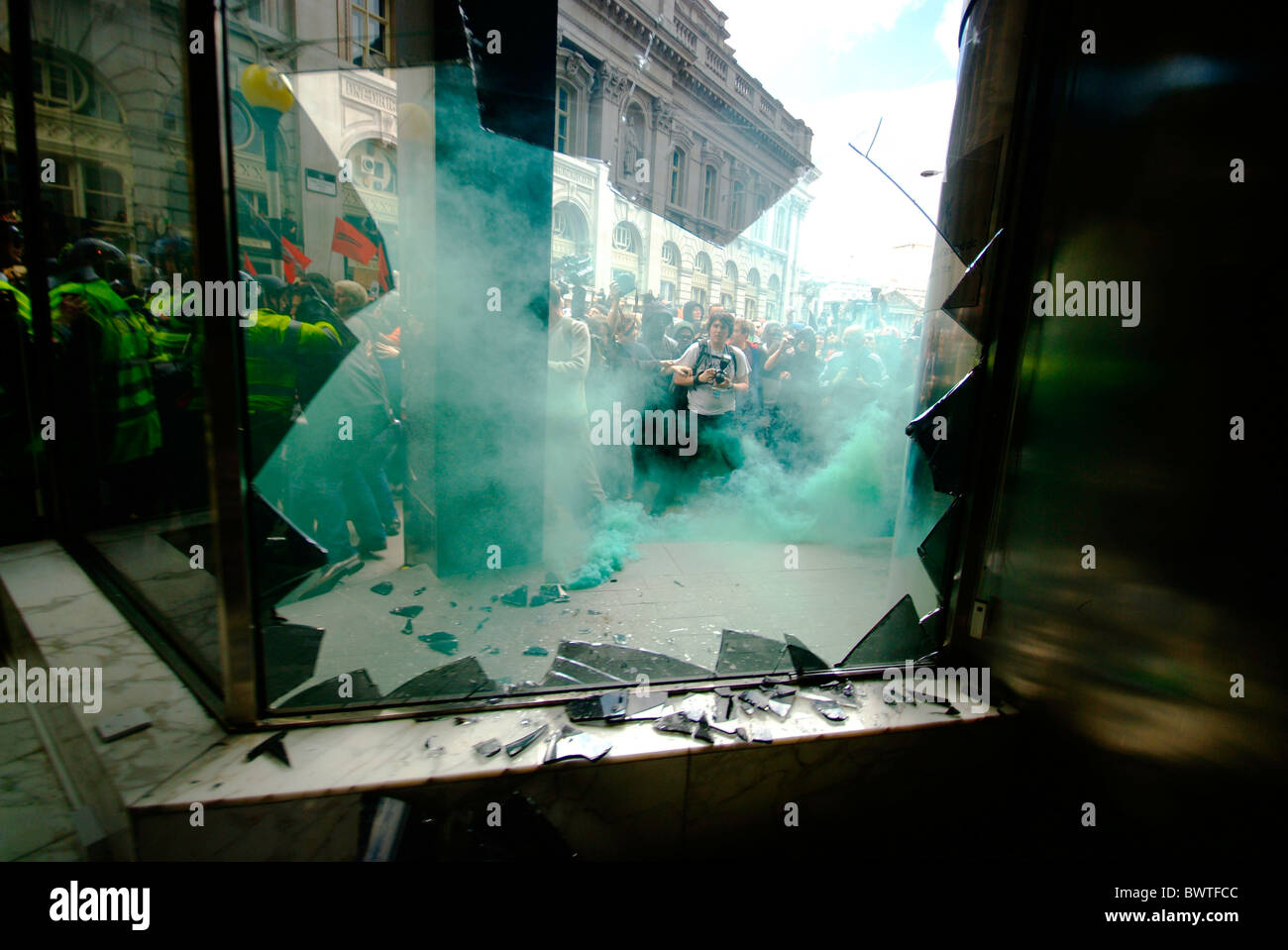 G20-Banker Rettungsaktion Protest in Stadt von London, England als RBS Bank wird während des Gipfels der Staats-und Regierungschefs der Welt angegriffen. Stockfoto