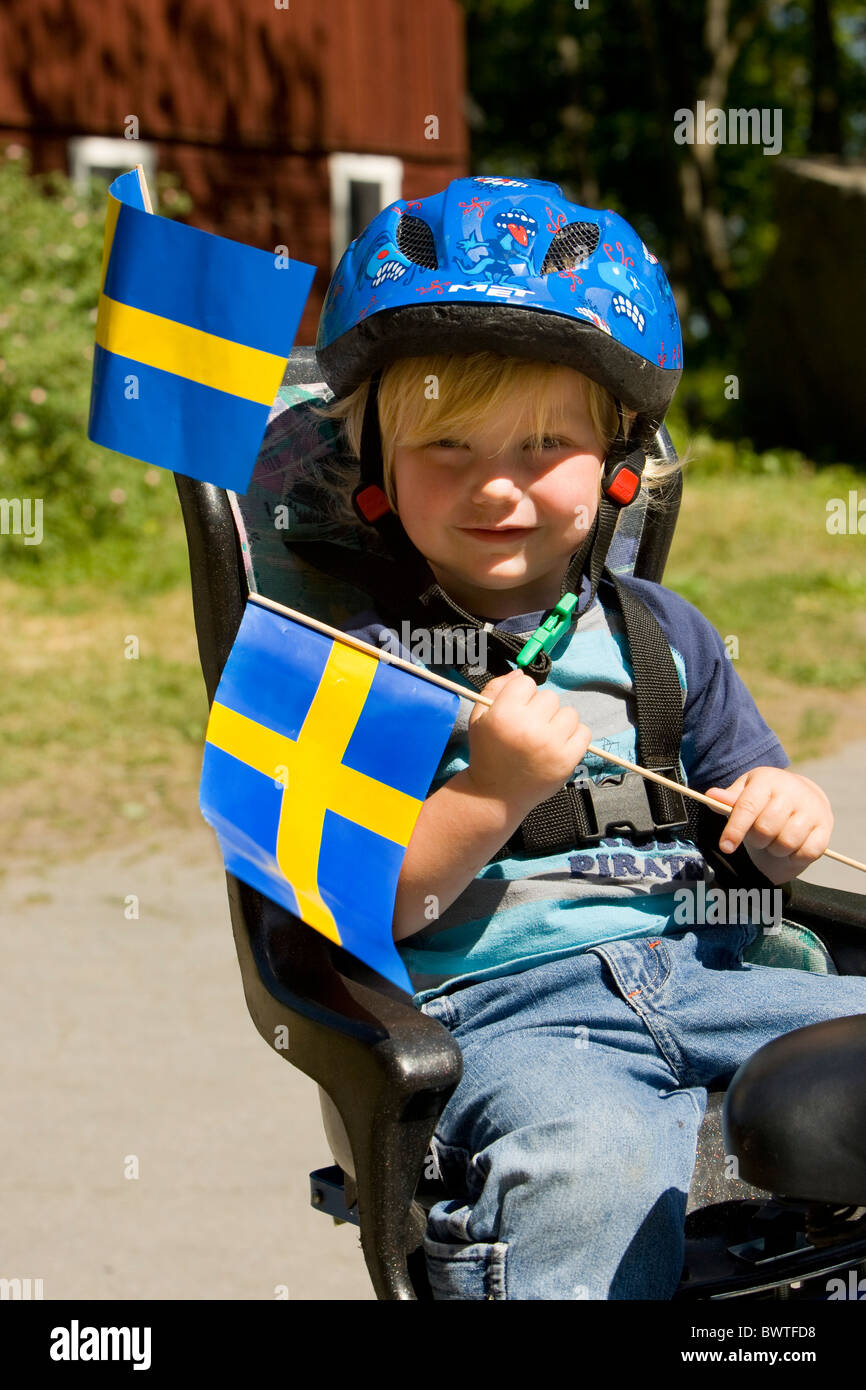 Kleiner Junge feiert der schwedischen Nationalfeiertag Stockfoto