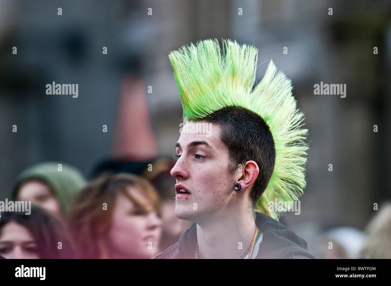 Ein Punk mit einem hellen Grün Mohican Frisur. Stockfoto