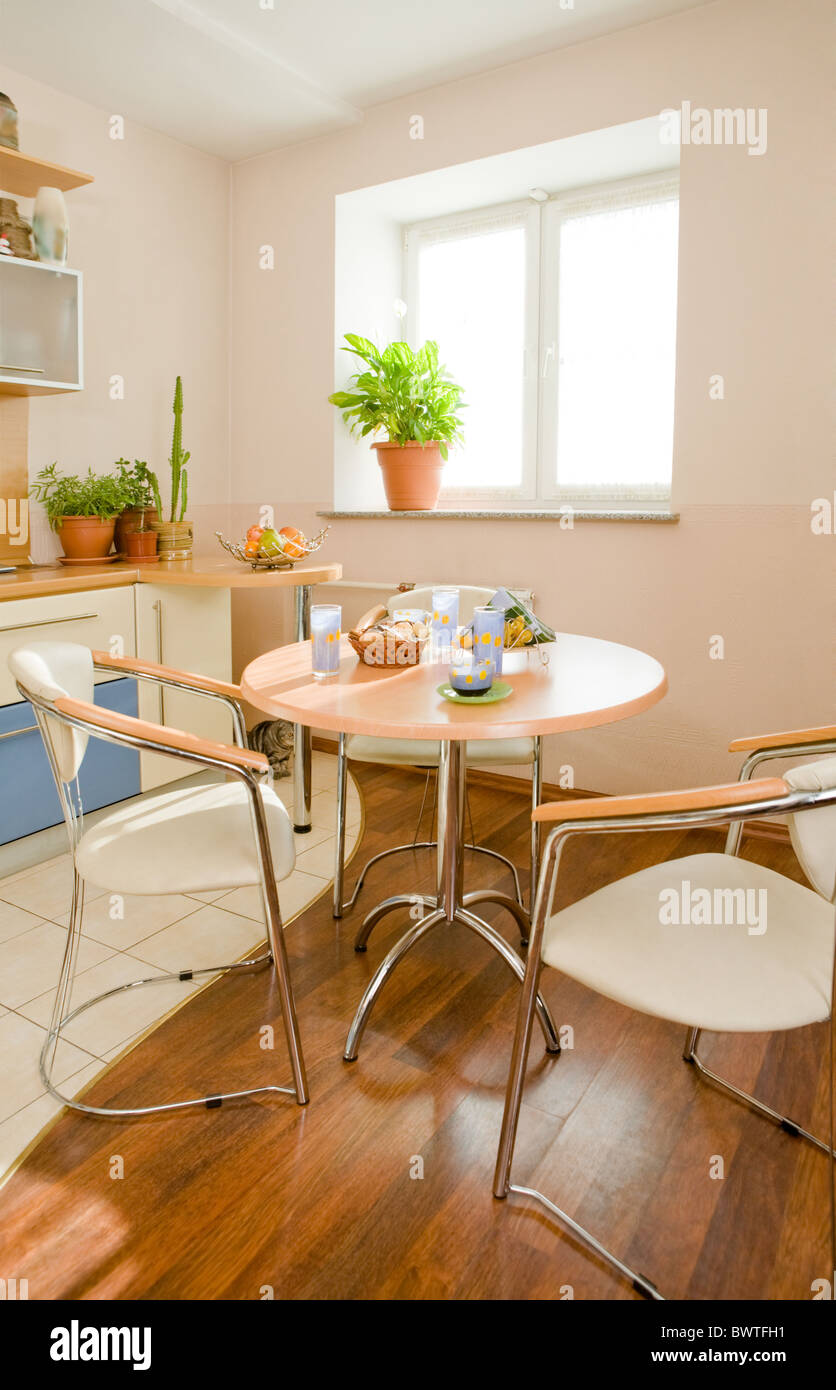 Foto von runder Tisch und zwei Stühlen in der Nähe von in der Küche Stockfoto