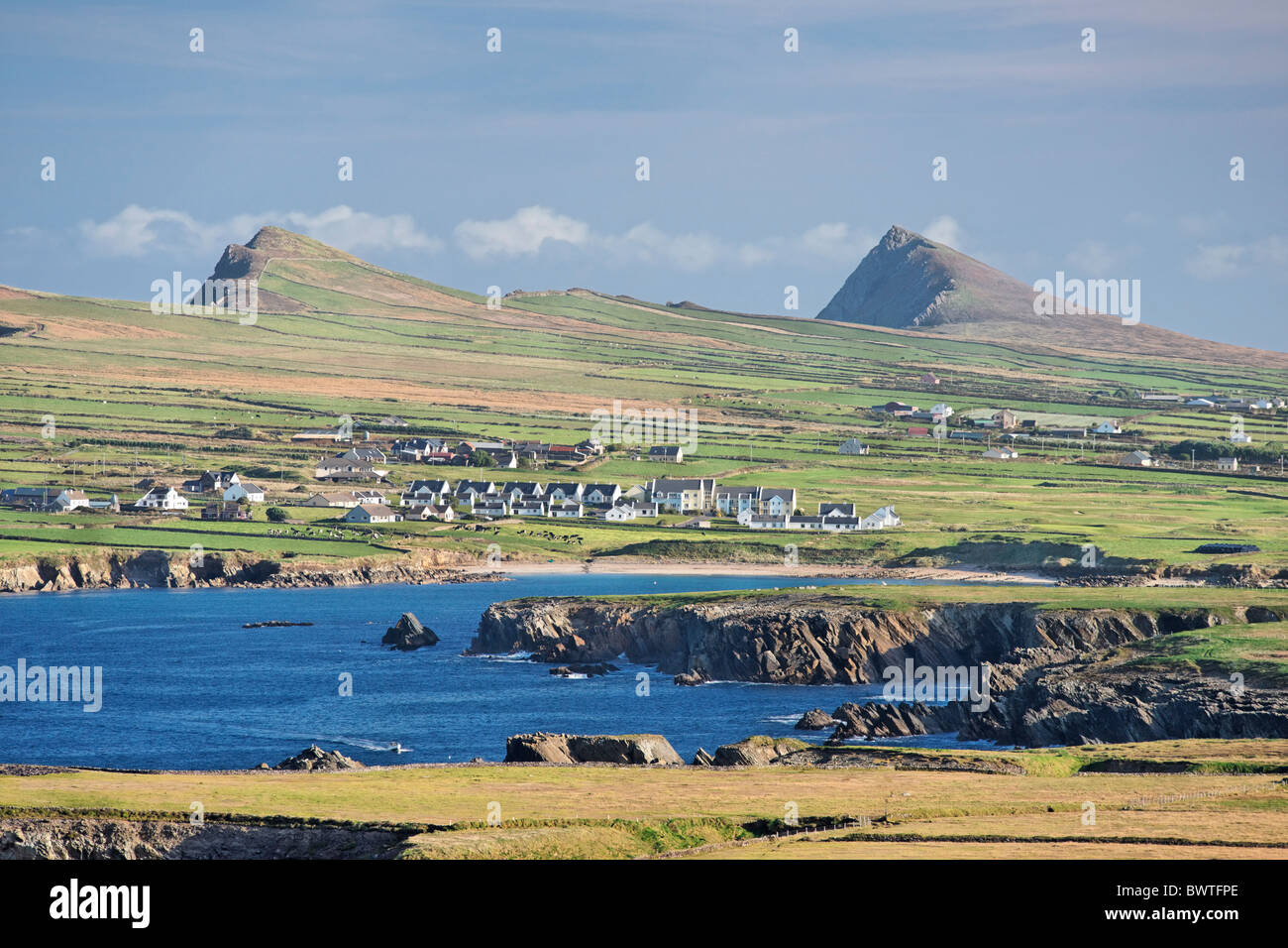View from Clogher Head zu den Three Sisters über Smerwick, Halbinsel Dingle, County Kerry, Munster, Irland. Stockfoto