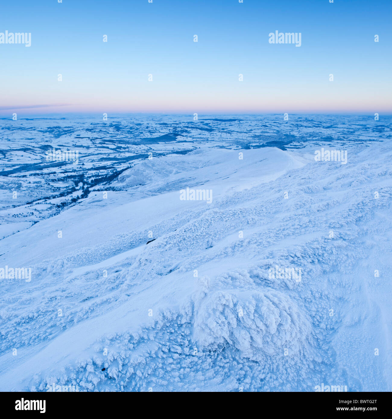 Winter-Blick vom Pen Y Fan über eine gefrorene walisischen Landschaft, Brecon Beacons National Park, Wales Stockfoto