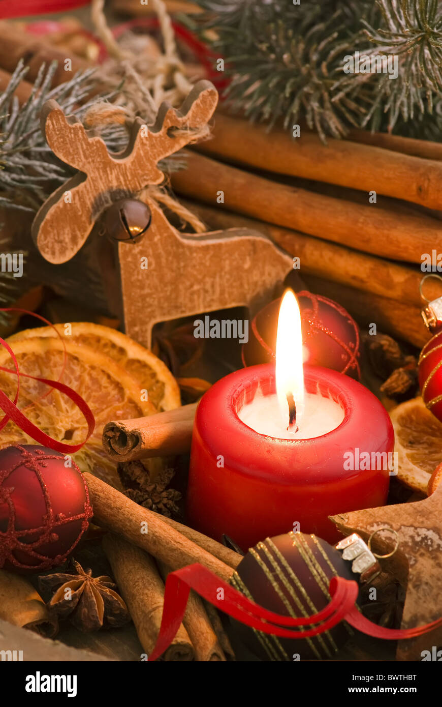 Weihnachts-Dekoration mit Kerzen, Kugeln und einen Elch als Nahaufnahme Stockfoto