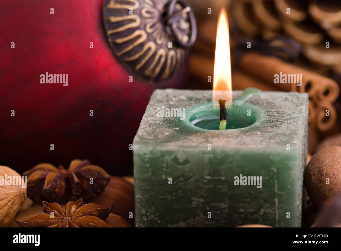 Weihnachtskugel mit Kerze Stockfoto