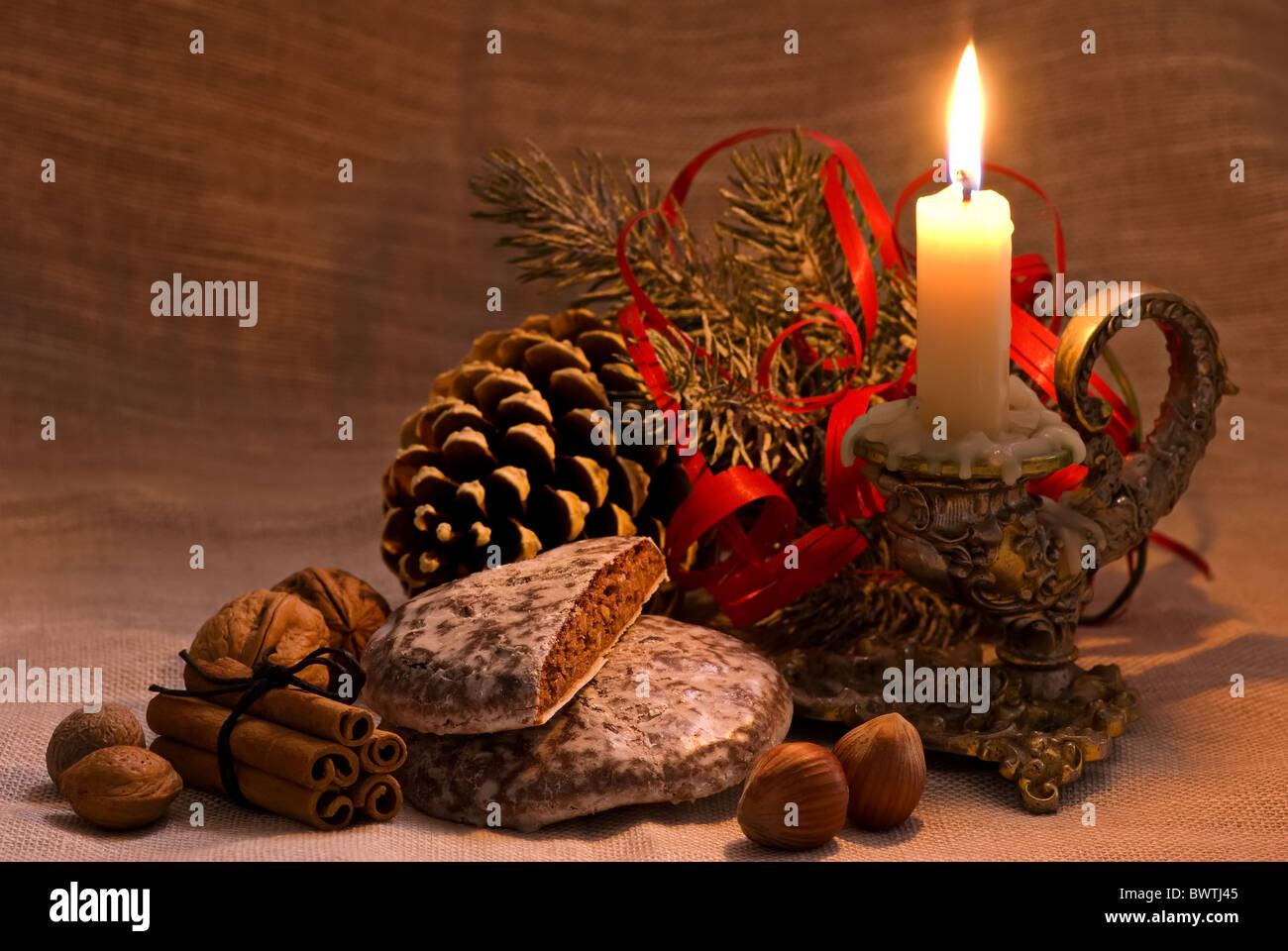 Weihnachts-Dekoration mit Barock Kerzenhalter und Weihnachten Ingwer Brot Stockfoto