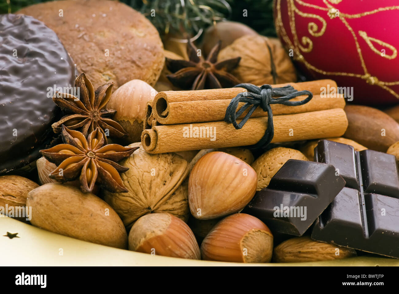 Weihnachten-Lebkuchen mit Nüssen, Zimtstangen und Kugeln als Nahaufnahme Stockfoto