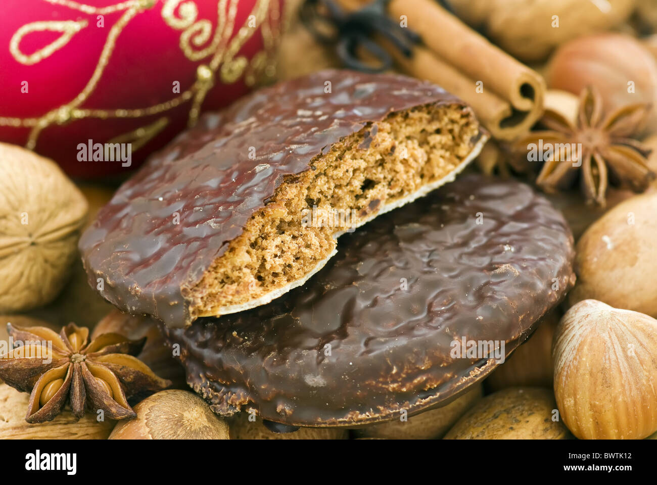 Weihnachten-Lebkuchen mit Nüssen, Zimtstangen und Kugeln als Nahaufnahme Stockfoto