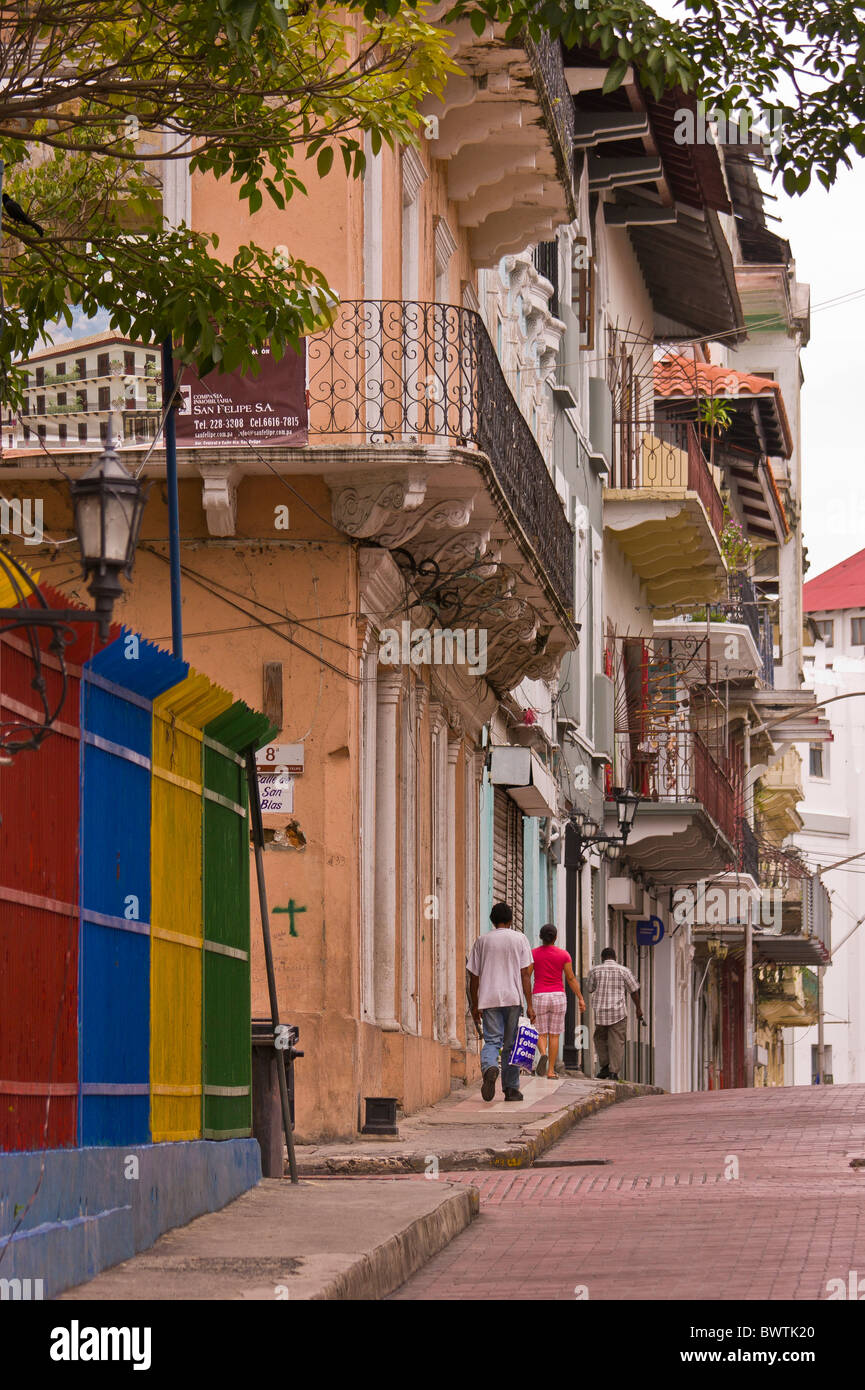 PANAMA-Stadt, PANAMA - Straße und Gebäuden mit Balkonen in Casco Viejo, historischen Zentrum der Stadt. Stockfoto