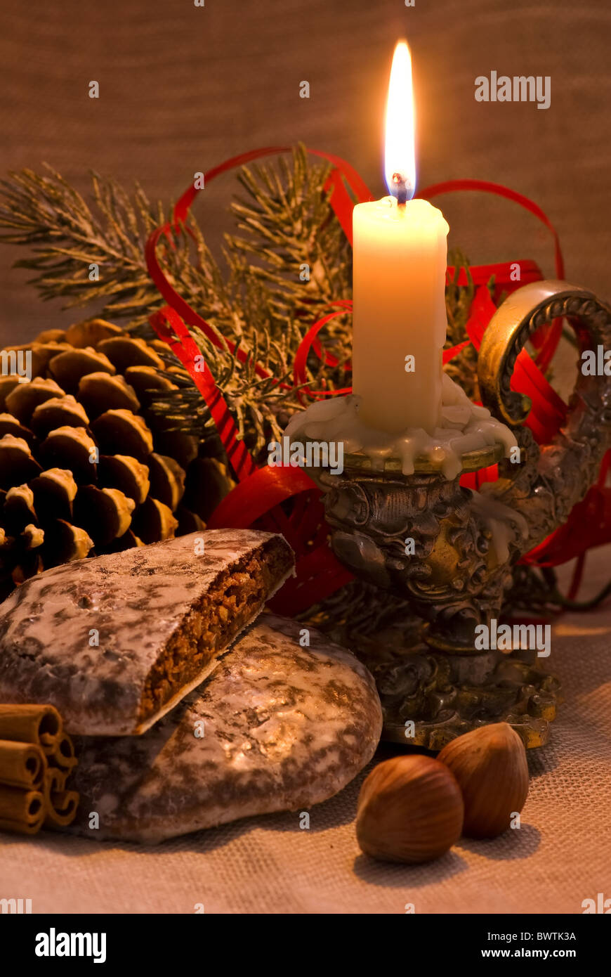 Weihnachts-Dekoration mit Barock Kerzenhalter und Weihnachten Ingwer Brot Stockfoto