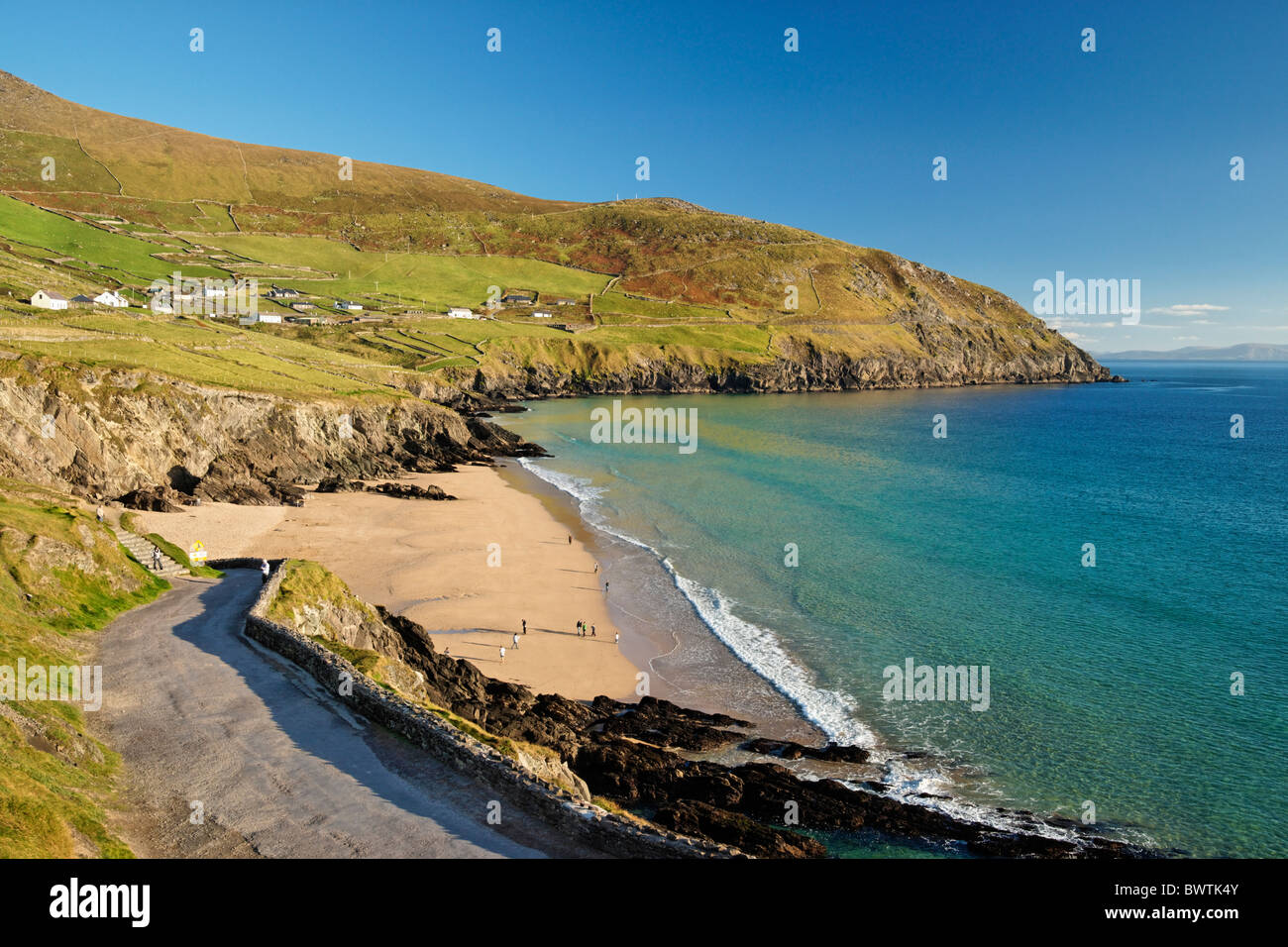 Coumeenoole Bucht und Strand, Halbinsel Dingle, County Kerry, Munster, Irland. Slea Head ist im Hintergrund. Stockfoto