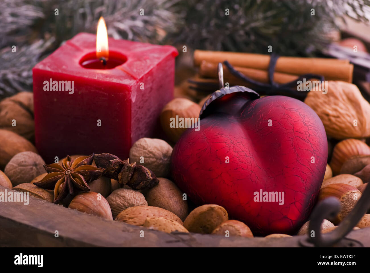Weihnachts-Dekoration mit Kerzenlicht und Herz baudle Stockfoto