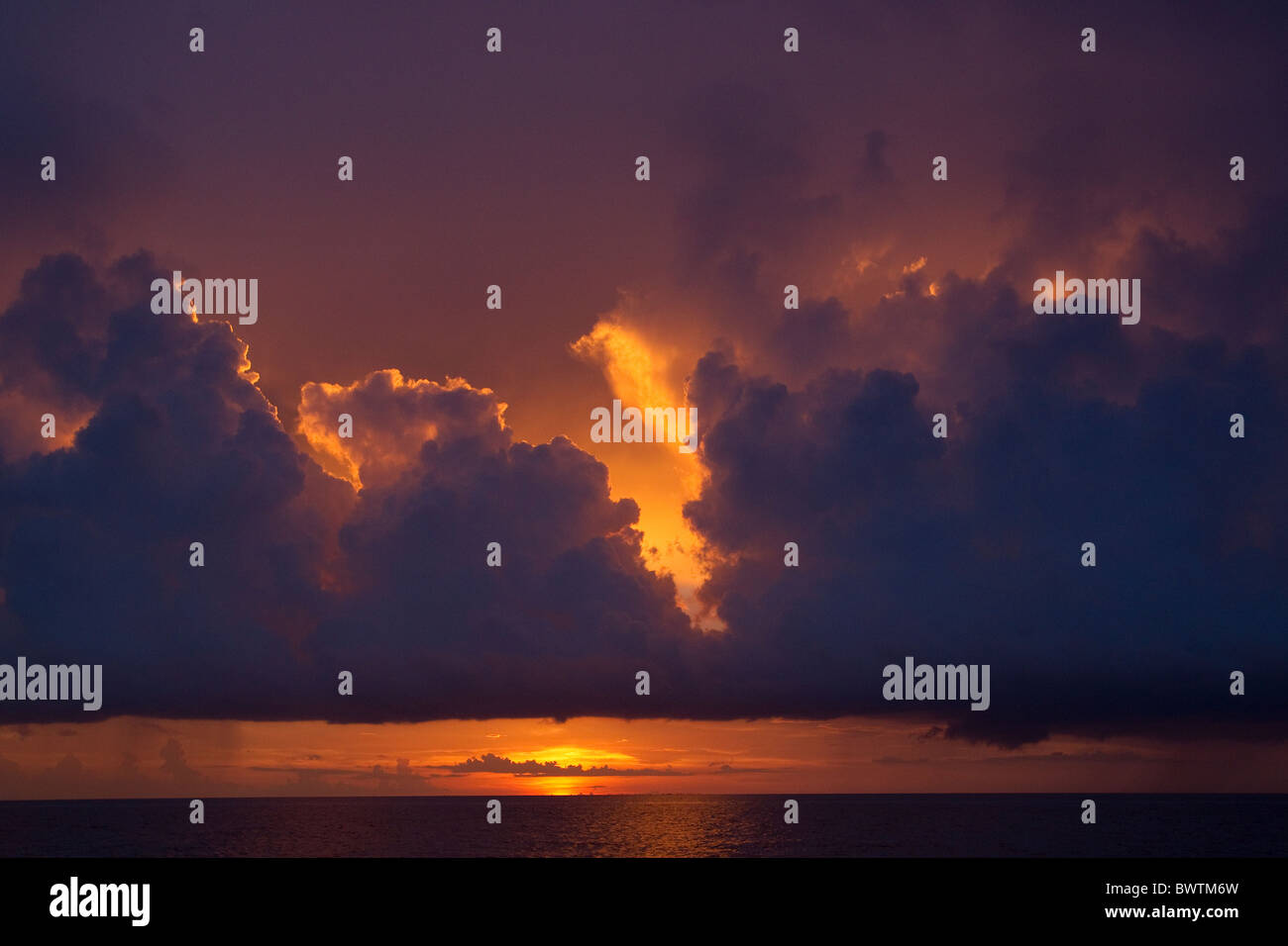 Dramatischen Sonnenuntergang mit Gewitterwolken über Meer Stockfoto