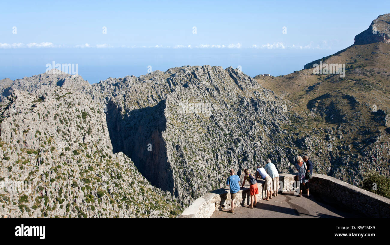 Touristen, die Landschaft zu betrachten. Aussichtspunkt am Sierra de Tramuntana. Norden der Insel Mallorca. Spanien Stockfoto