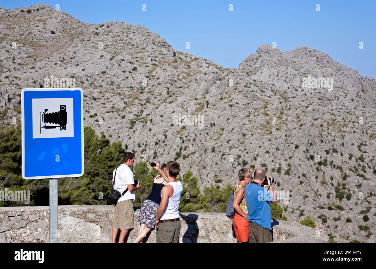 Touristen, die Bilder aus einem Blickwinkel zu machen. Serra de Tramuntana. Norden der Insel Mallorca. Spanien Stockfoto