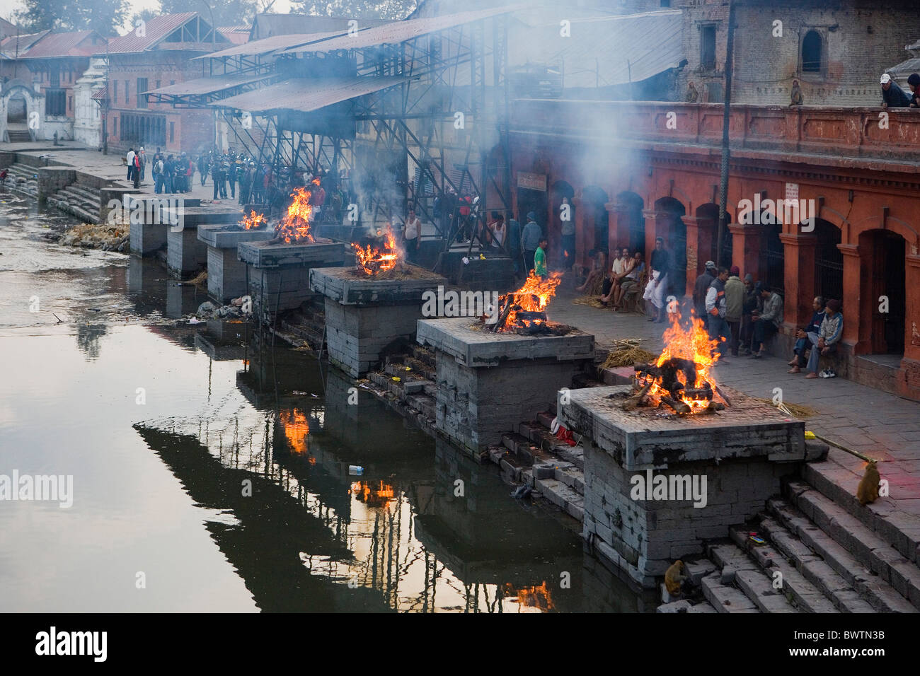 Nepal Kathmandu Pashupatinath Tempel Asia Travel Januar 2008 Arya Ghat Fluss Feuerbestattung verbrennen Leichnam Stockfoto