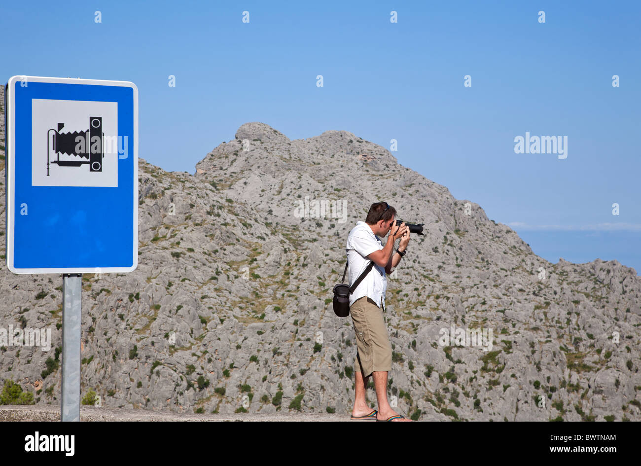 Mann mit dem Fotografieren aus Sicht. Sierra de Tramuntana. Insel Mallorca. Spanien Stockfoto