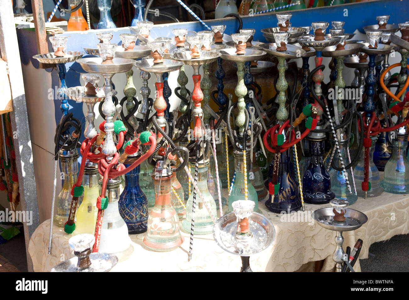 Wasserpfeifen in einem Geschäft in der alten Stadt von Akko (Akko)-Israel Stockfoto