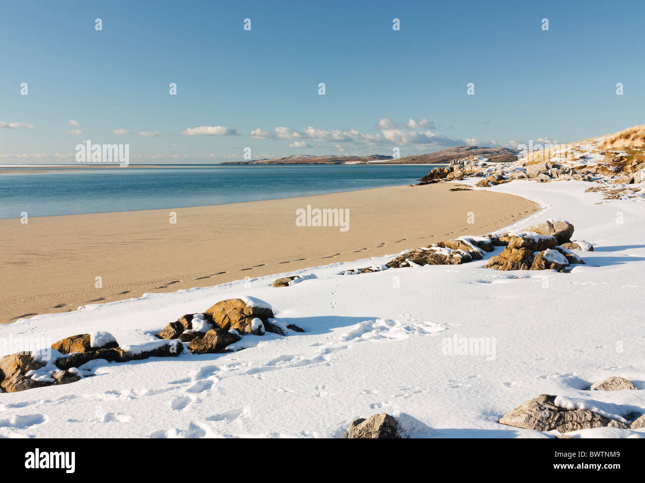 Schnee am Strand von Luskentyre auf der Insel Harris, Schottland Stockfoto