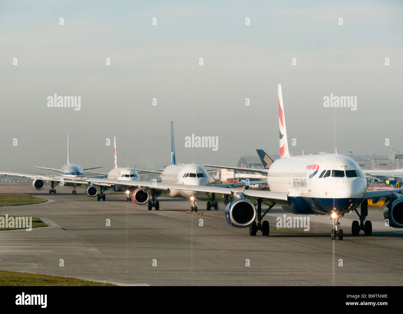 Flugzeuge, die Schlange zum Abflug am Flughafen Heathrow in Großbritannien Stockfoto