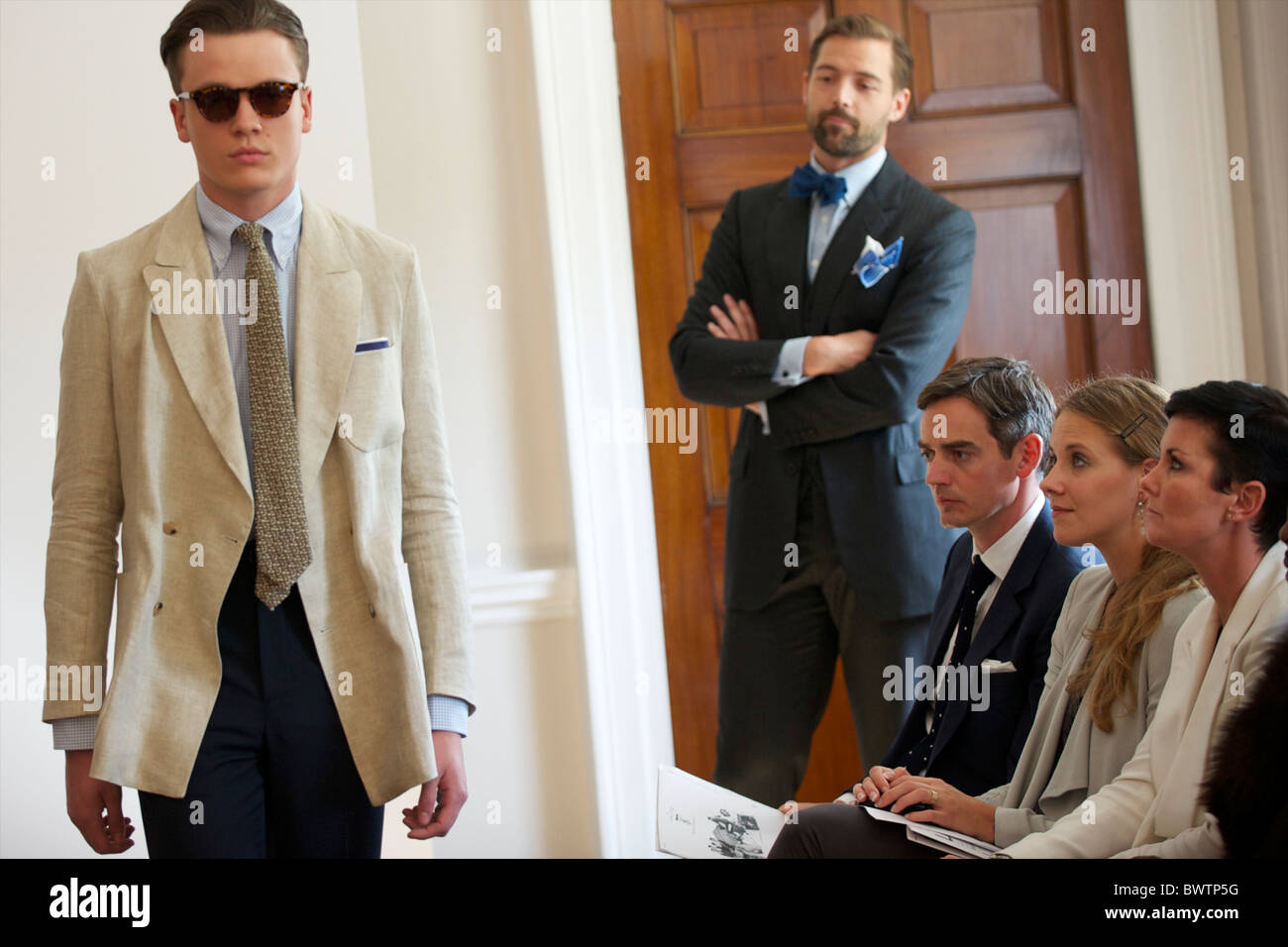 London Fashion Week Besucher zusehen, wie die Modelle zeigen die Frühjahrskollektion 2011 E Tautz im Marine Board Rooms, Somerset Stockfoto