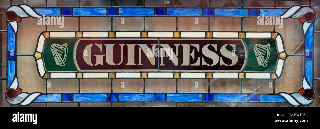 Guinness-Zeichen in ein Glasfenster Stockfoto
