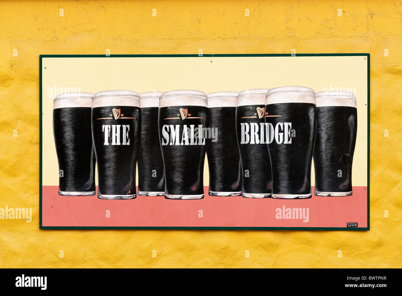 Guinness-Schild an der kleinen Brücke Pub Wand, Dingle, County Kerry, Munster, Irland. Zeichen von Mc Closkey Zeichen. Stockfoto