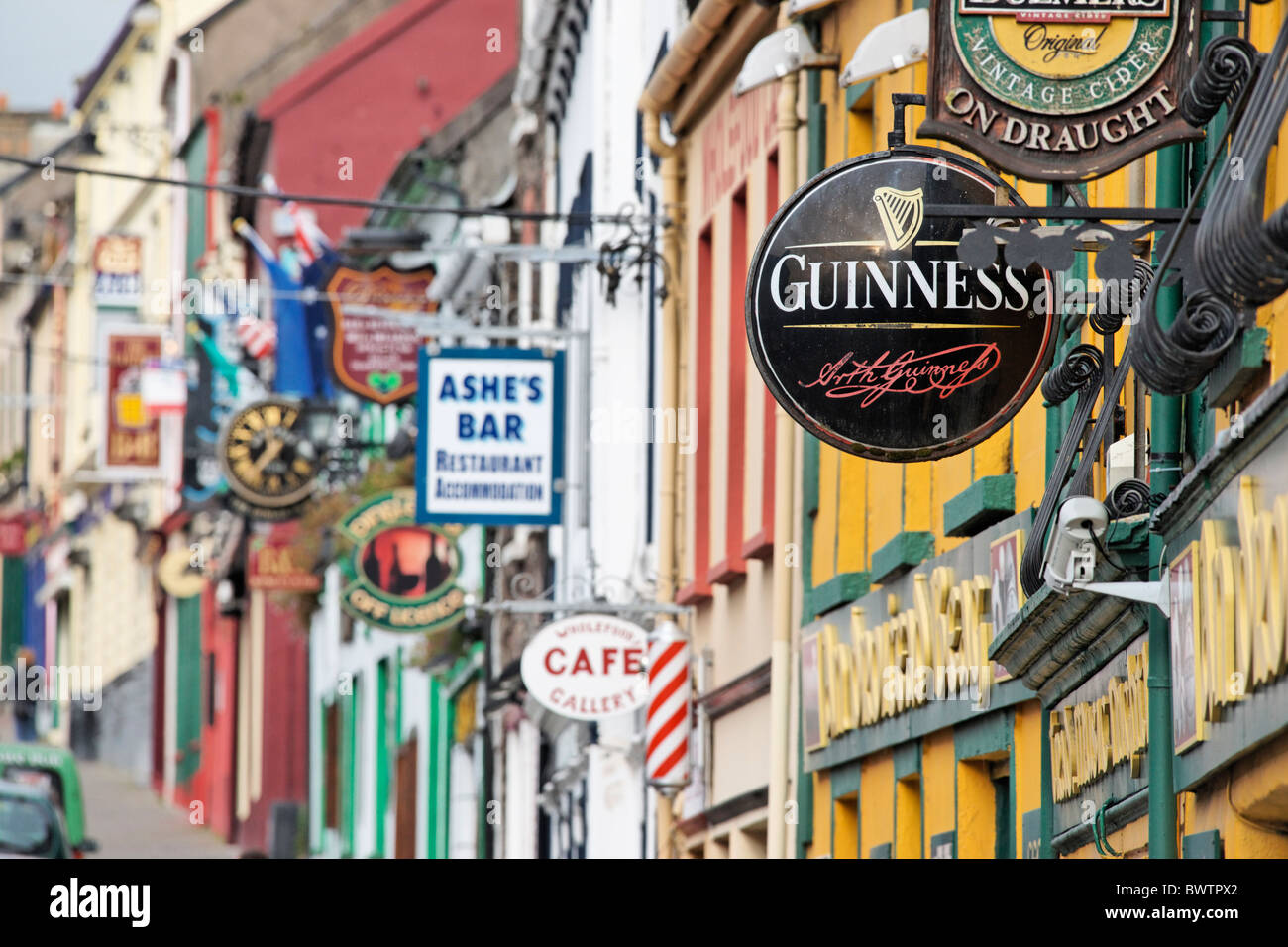 Kneipen auf der Main Street von Dingle, County Kerry, Munster, Irland. Stockfoto