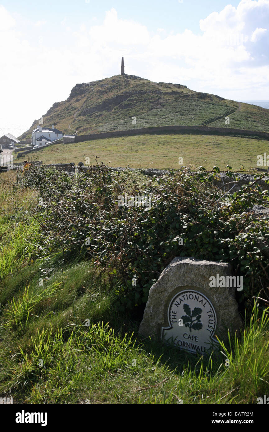 National Trust Schild am Cape Cornwall, Cornwall, Südwestengland, UK (Bild aus einem öffentlichen Fußweg) Stockfoto