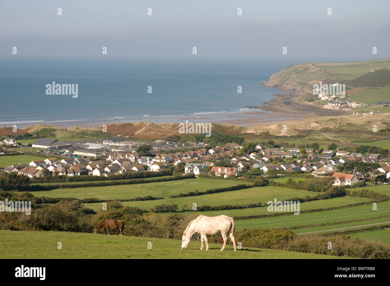 Die North Devon Dorf Croyde betrachtet aus dem nahe gelegenen South West Coastal Path. Stockfoto