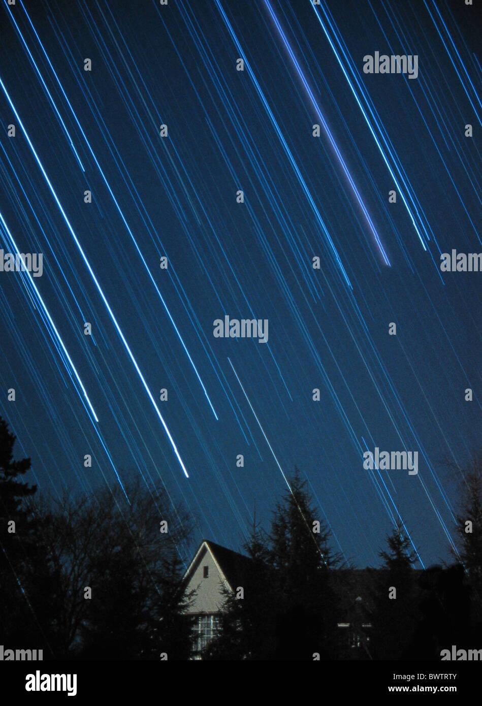 Sternen Himmel Spuren Haus Dach Bäume Zeit Belichtung Track Trace Nachtlandschaft malerische Landschaft Stockfoto