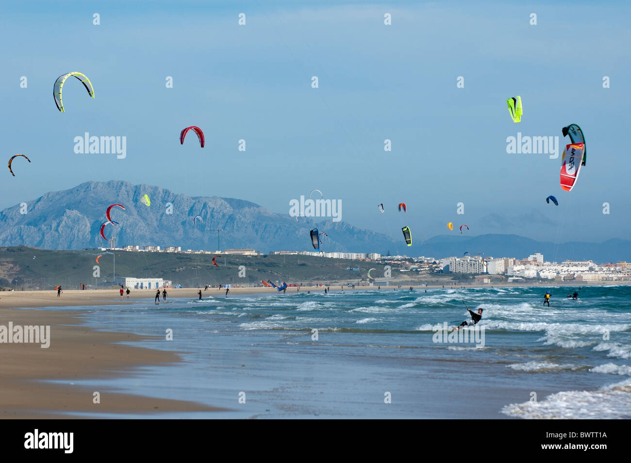 Kite-Surfer am Playa de Los die Lances Strand, die Tarifa, Andalusien, Spanien. Stockfoto