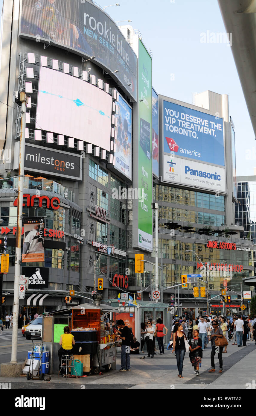 Glas, Stahl, Werbetafeln und Menschen in Bewegung, ein sonniger Tag am Yonge-Dundas, Toronto, Kanada Stockfoto