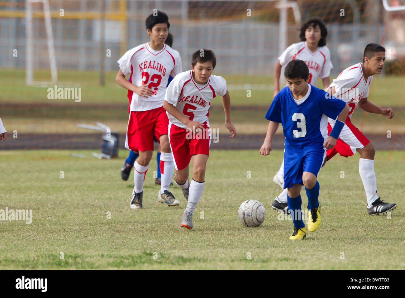 7. und 8. Klasse jungen im Alter von 13 und 14 Fußball spielen für ihre  Schulteams in einem Ligaspiel in Austin, Texas Stockfotografie - Alamy
