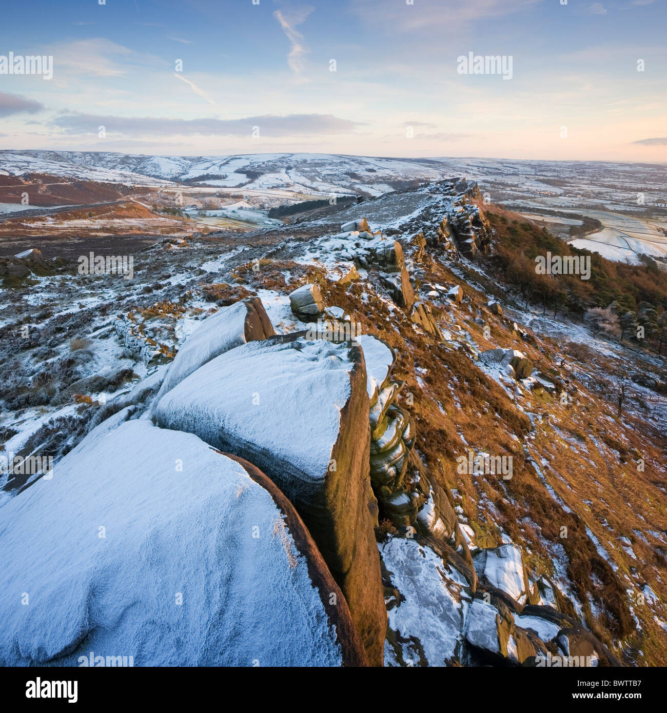 Blick Richtung Henne Cloud und Staffordshire Landschaft von den Kakerlaken im eisigen Griff der Winter Porree Personal Peak District U.K Stockfoto