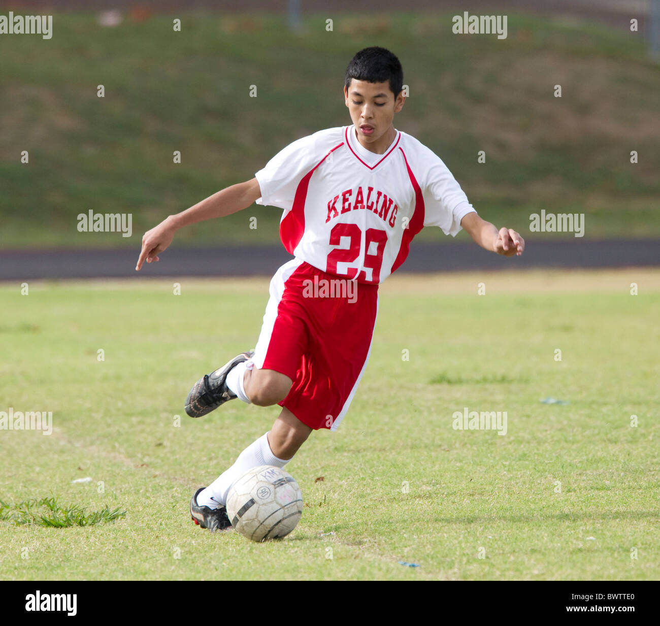 7. und 8. Klasse jungen im Alter von 13 und 14 Fußball spielen für ihre Schulteams in einem Ligaspiel in Austin, Texas Stockfoto