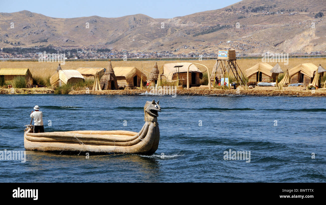 Die schwimmenden Inseln der Titicaca-See, ursprünglich aus Schilf gemacht, durch das Volk der Uros, sind eine Touristenattraktion Perus. Stockfoto