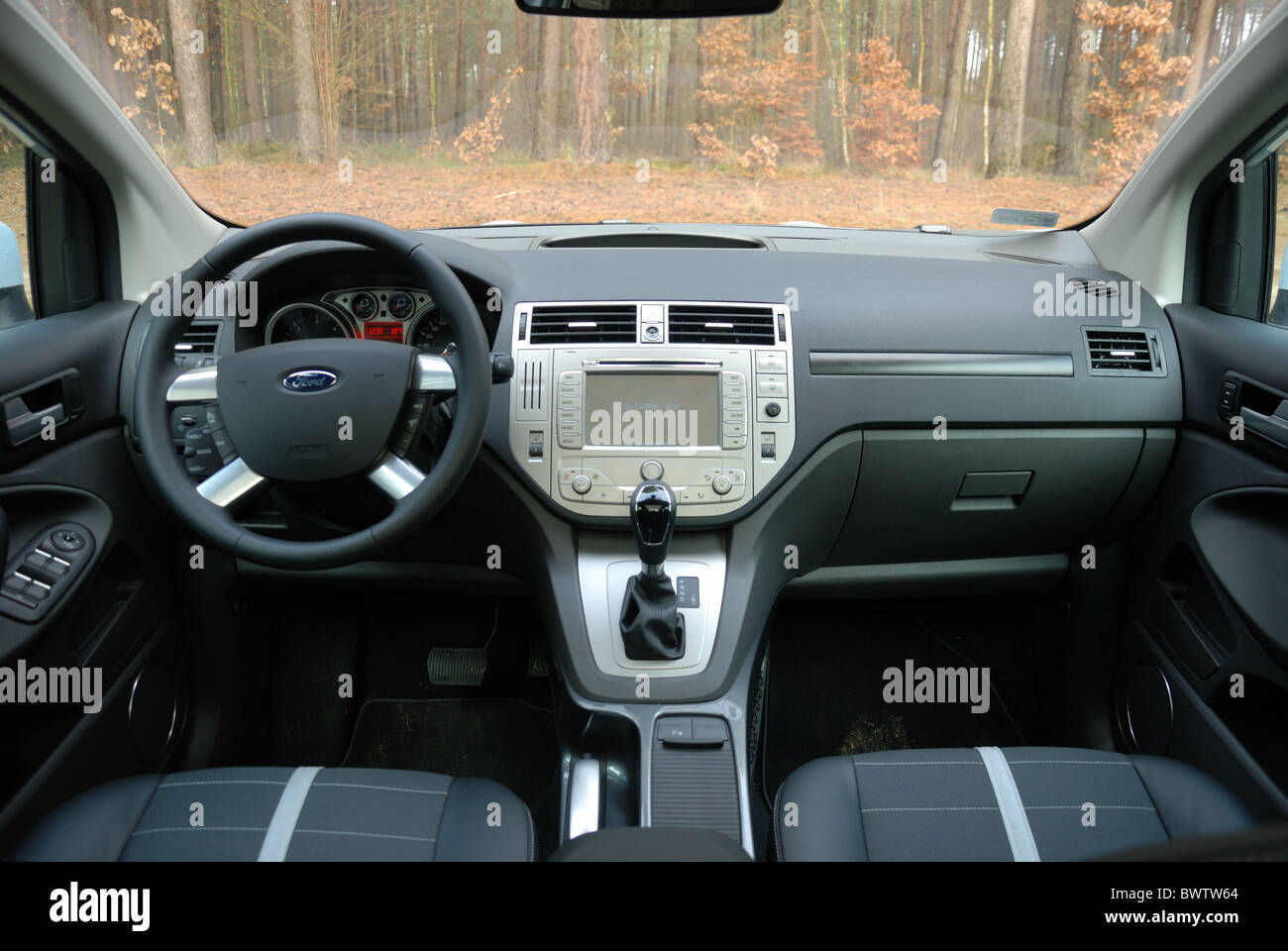 Ford Kuga 2.0 TDCI AWD PowerShift - mein 2008 - beliebte deutsche Kompakt-SUV - Interieur, Mittelkonsole, PowerShift-Getriebe Stockfoto