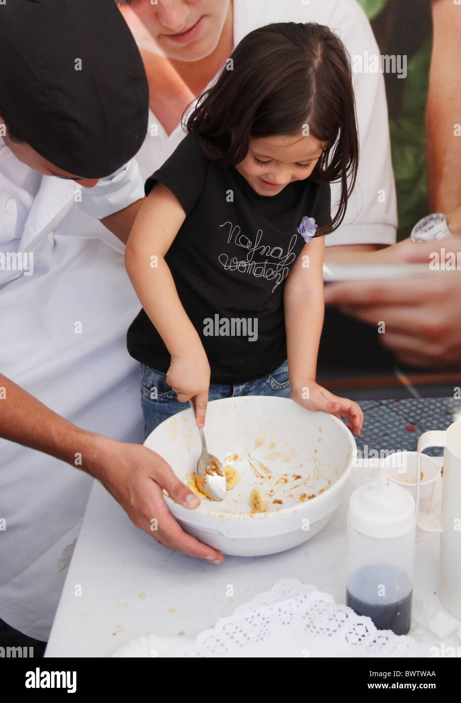 Junge Spanierin, lernen wie man Mojo Sauce im Wettbewerb um die besten Mojo-Sauce der Welt auf Gran Canaria Stockfoto