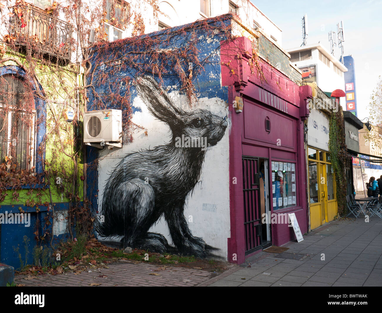 Das Graffiti-Kaninchen des belgischen Künstlers ROA in Hackney Road in London Stockfoto