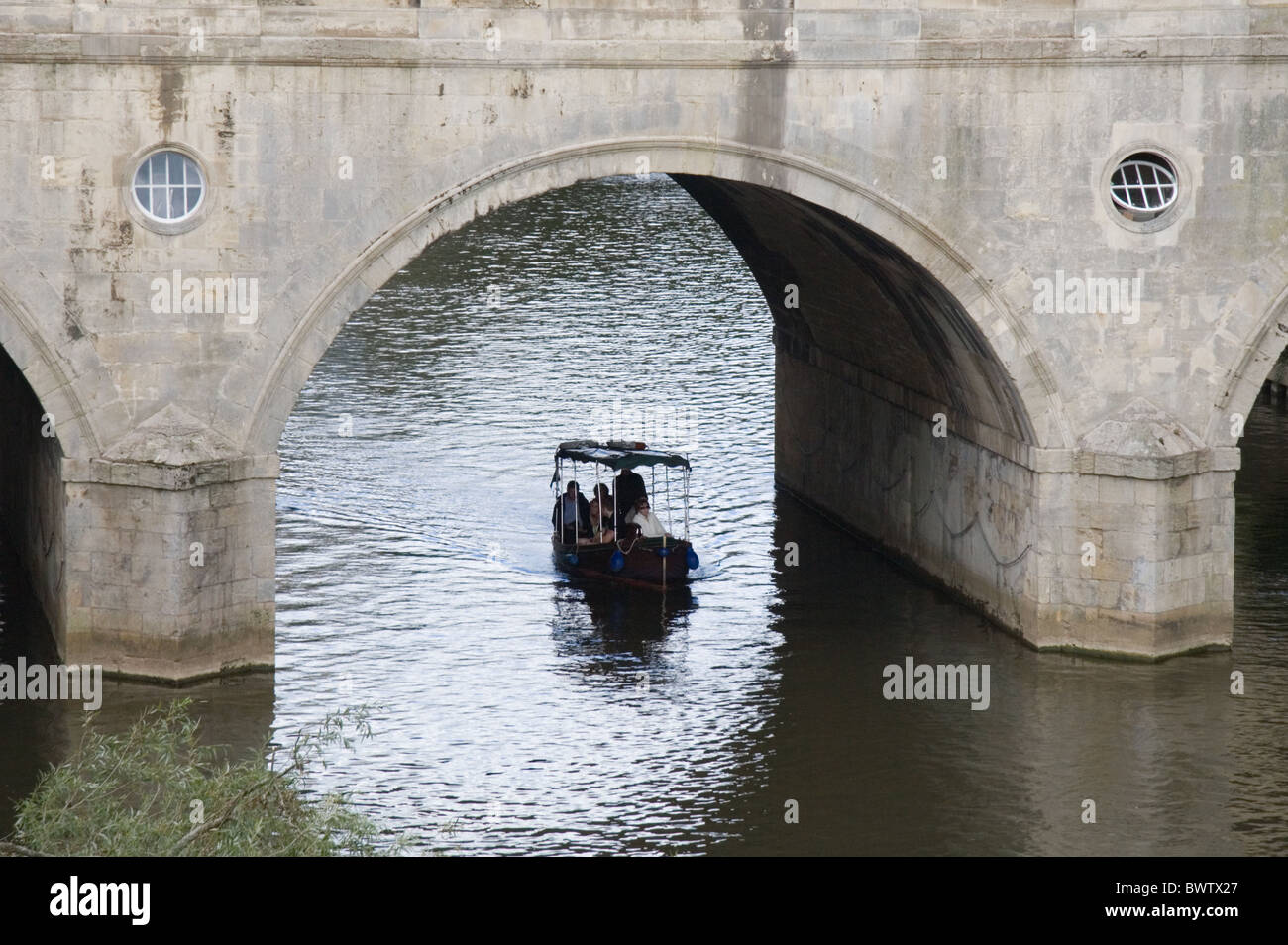 Touristenboot Unterquerung Pulteney Bridge, Bath, Somerset, Großbritannien Stockfoto