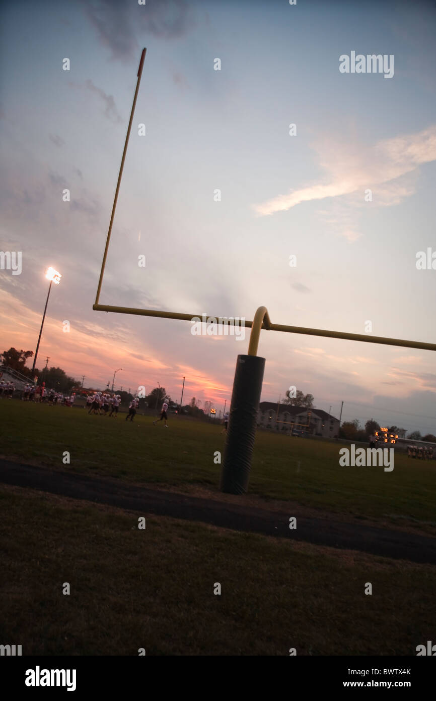 US-amerikanischer American-Football Torpfosten in der Abenddämmerung Stockfoto