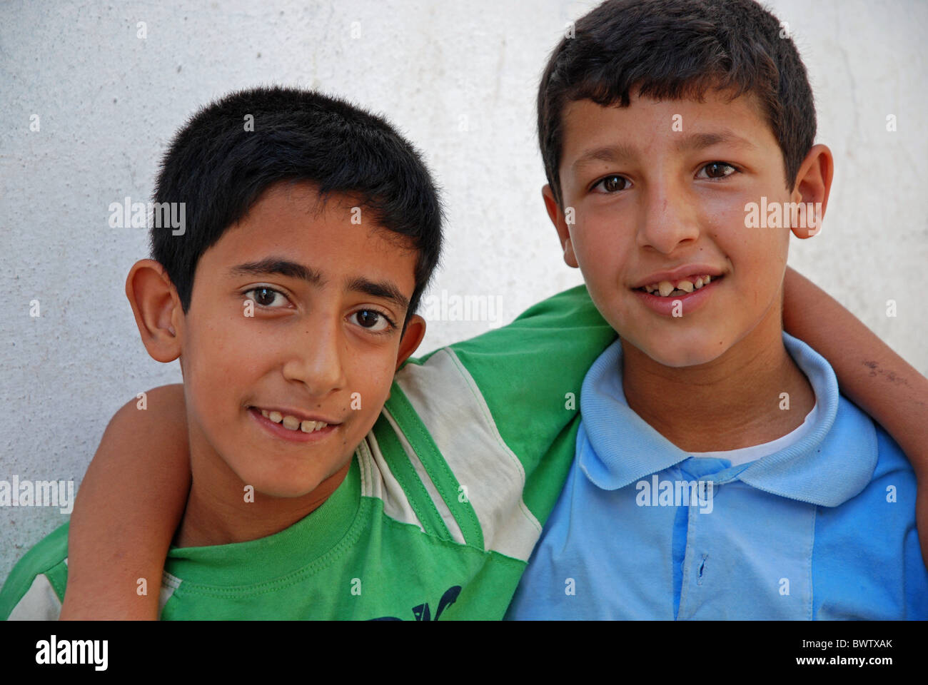 Sanliurfa Türkei Urfa Stadt zwei jungen Personen Kinder Kind Kind Kinder Freunde männliche Porträt Lächeln Freunde Stockfoto