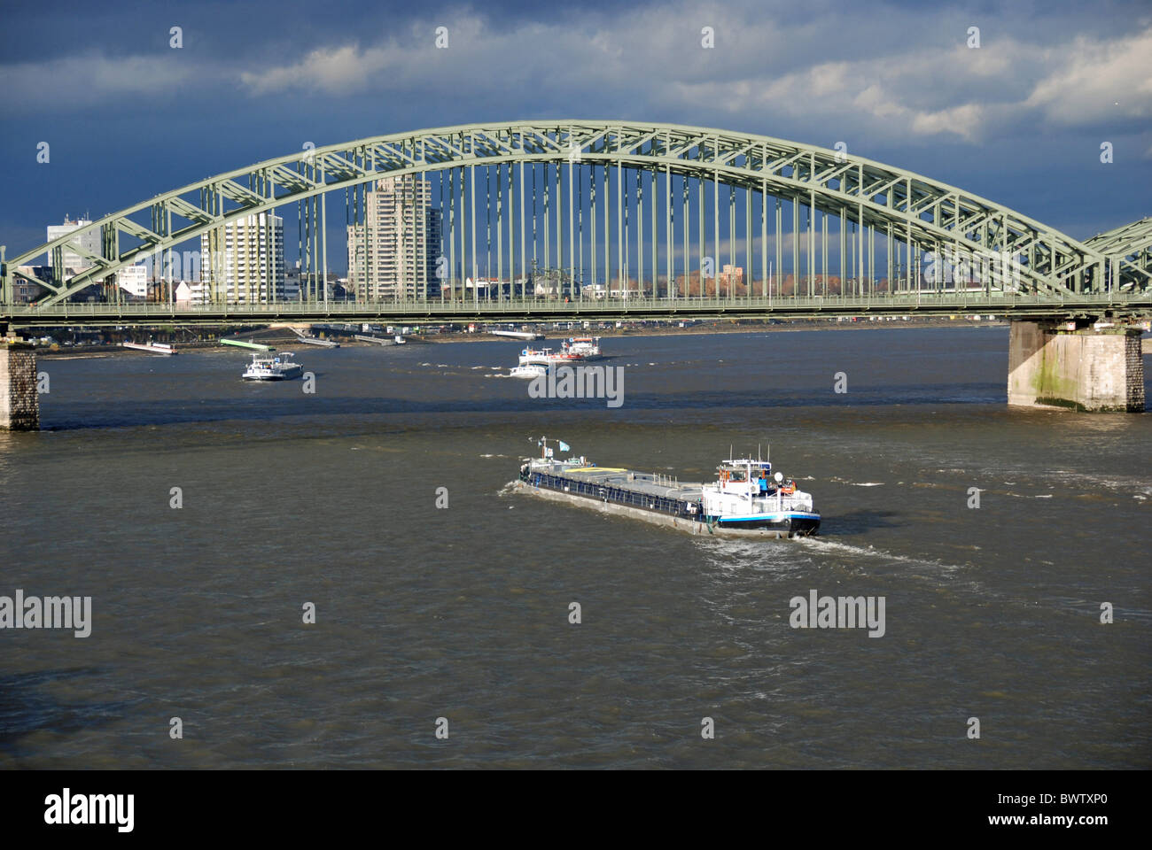 Deutschland Europa Kölner Innenstadt Inland Navigation Bogenbrücke Eisenbahn Bahnindustrie Rhein Fluss Frachter fr Stockfoto