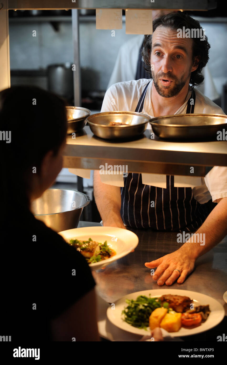 Chefkoch Stephen Terry gilt letzten Schliff für die Mahlzeiten in den Speisesaal an The Hardwick in der Nähe von Abergavenny 2008 ausgehen Stockfoto