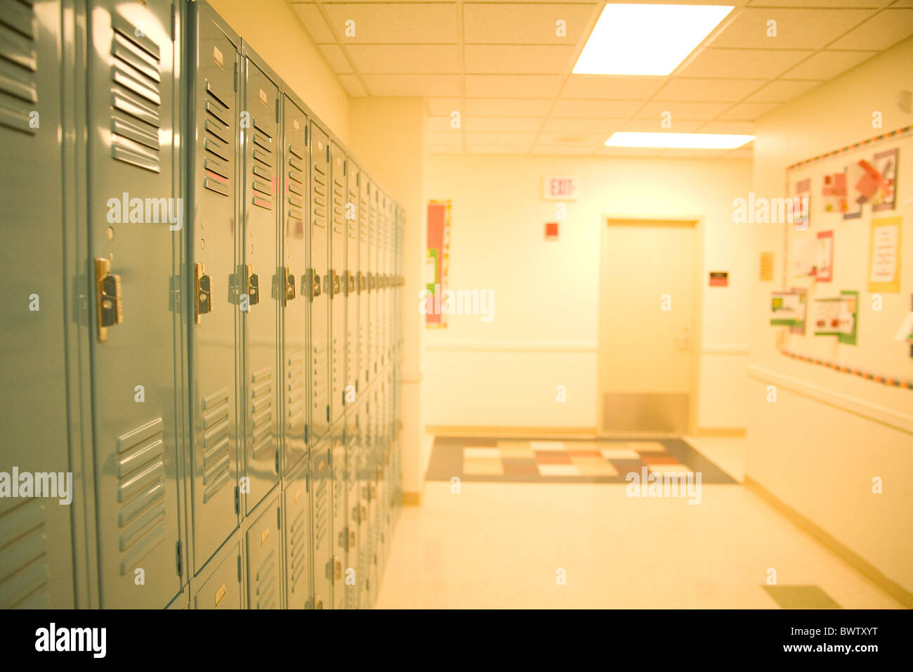 Schule Schließfächer in seltsamen farbigen Lichtern Stockfoto