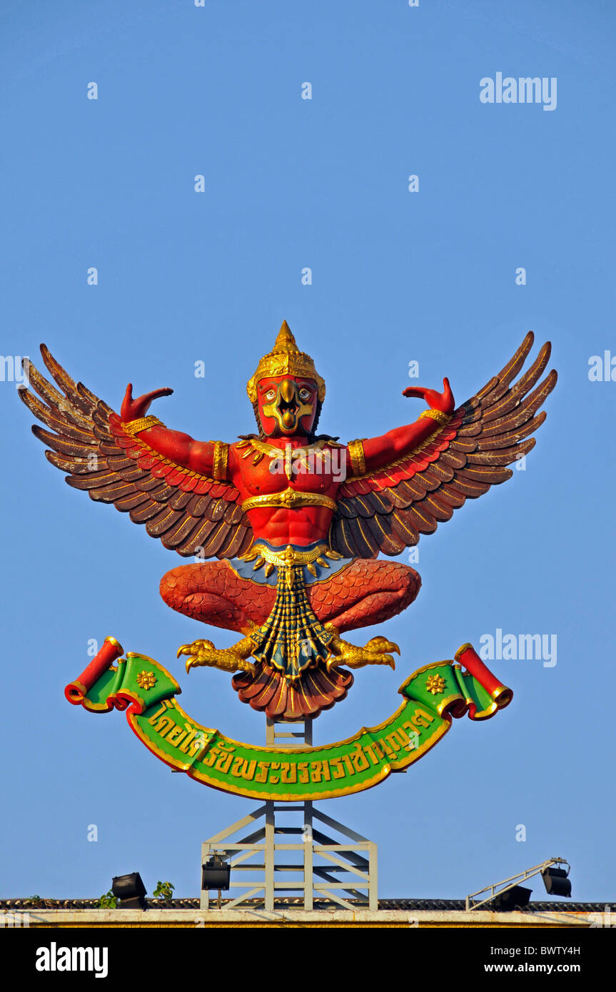 Garuda Thailand Asien Bangkok mythischer Vogel Vogel-ähnliche Kreatur Zeichen Skulptur hindu Mythologie buddhistische m Stockfoto