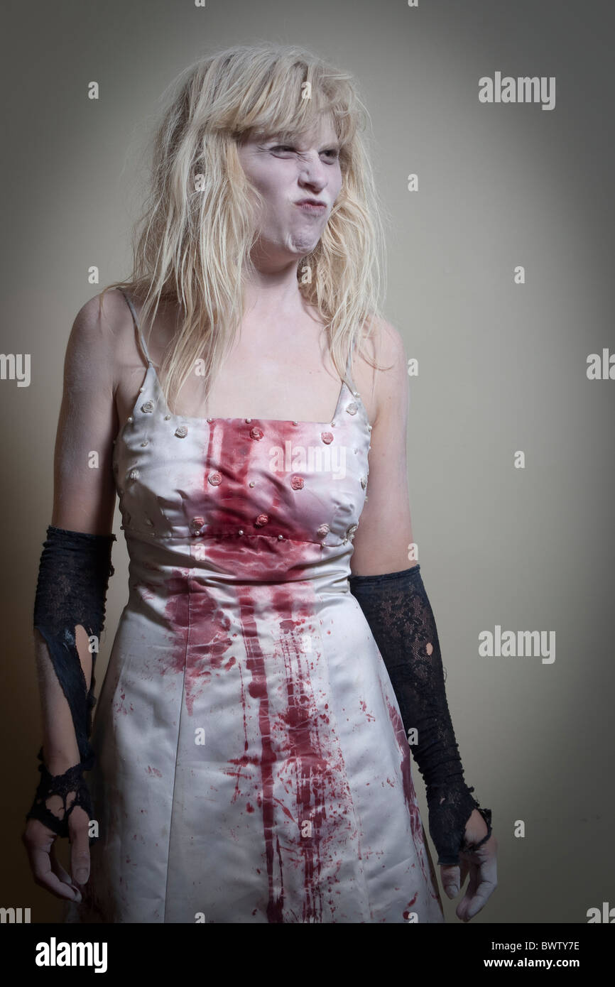 blonde Frau in Zombie Kostüm macht lustige Gesicht Stockfoto